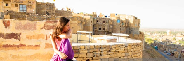 गोरी बैठी छत पर – ओम प्रकाश आदित्य