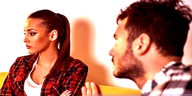 प्रिये को मनाता एक लड़का